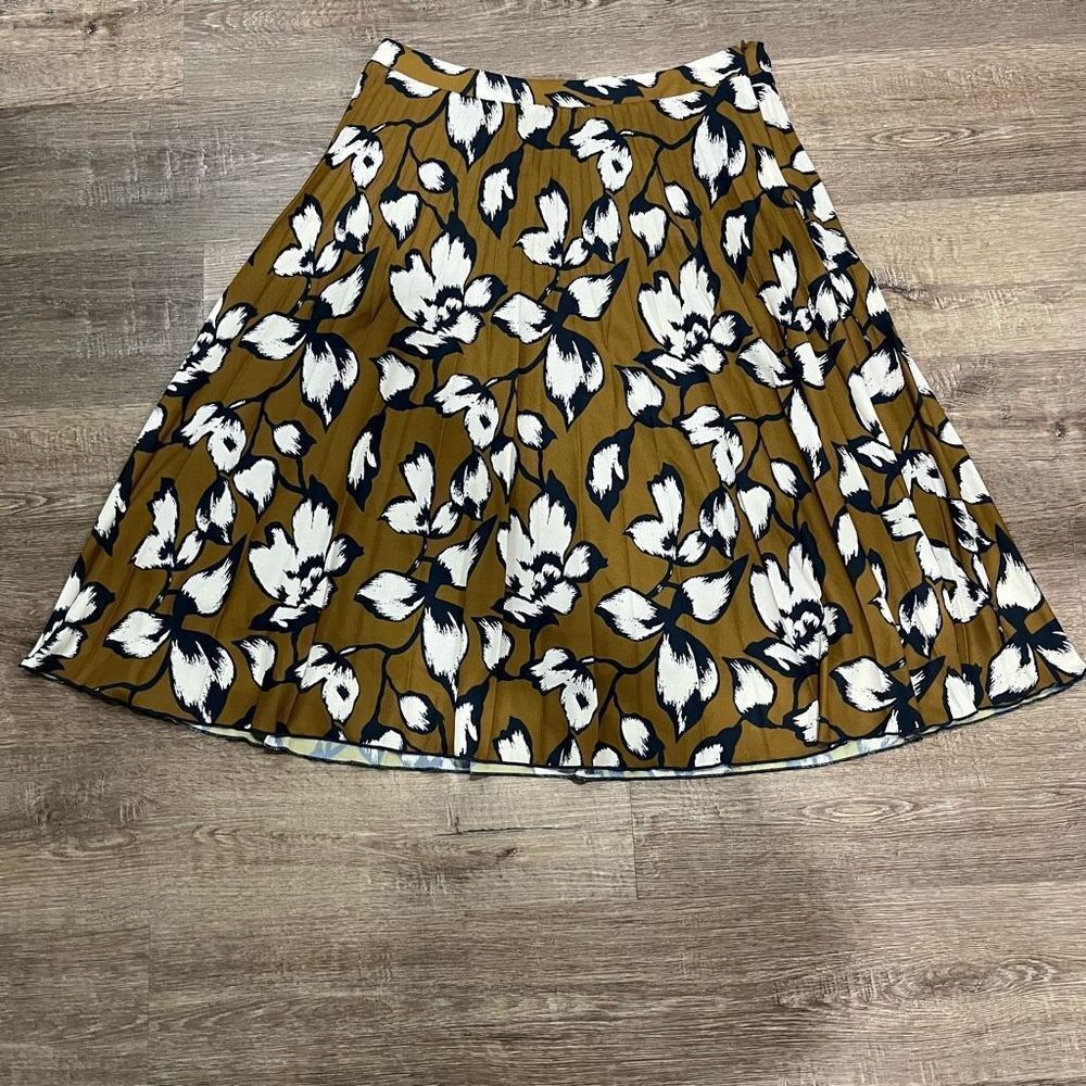 ISLE by Melis Kozan Brown/White floral skirt.​​​​​